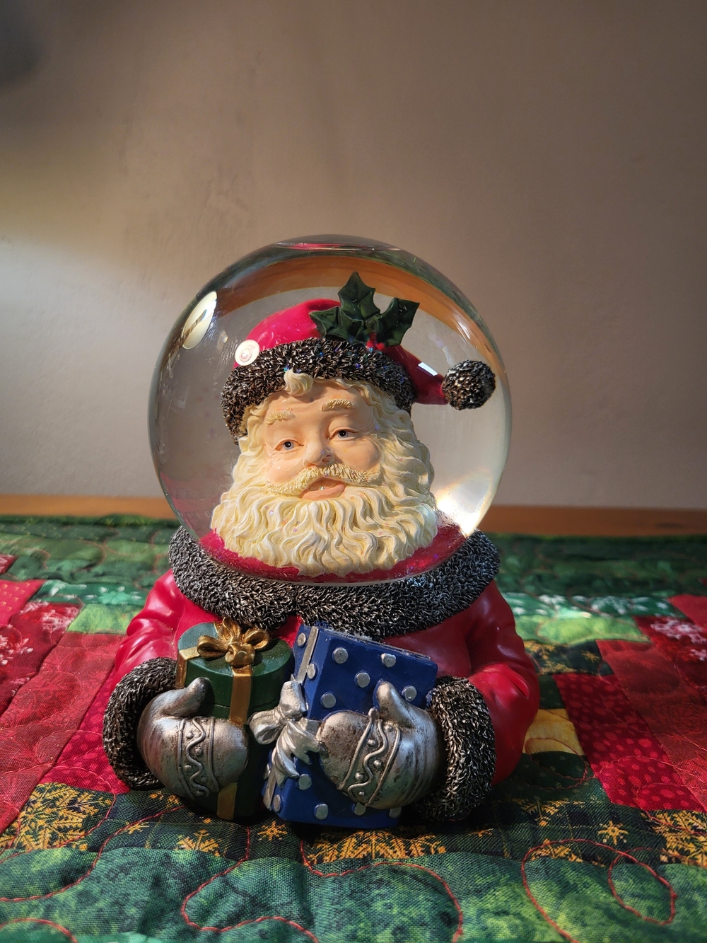 Vintage San Francisco Music Box Company Santa Claus Holiday Snow Globe